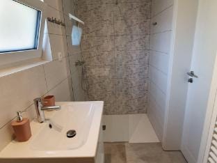 Komen Getaway Holiday Home with Balcony - Four Bedroom Holiday Home with Balcony Vacation rental in Slovenia