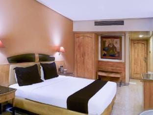 Super Townhouse Oak JM Road Vacation rental in Pune