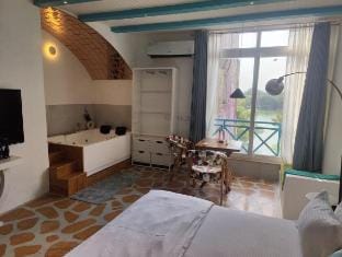 Santorini 2 With Jaccuzi By Luxury Vibes Stay Vacation rental in New Delhi