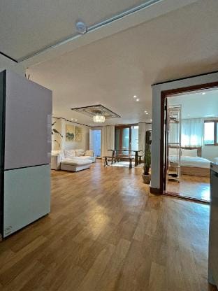 New Open 6 min from Hongdae Station. 6 large beds Vacation rental in Seoul