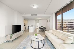 Modern 3BR Apartment near Airport & City, Parking Vacation rental in Mascot