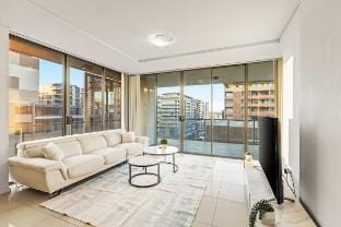 Modern 3BR Apartment near Airport & City, Parking Vacation rental in Mascot