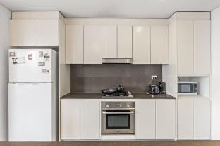Modern 3BR Apartment near Airport & City, Parking Vacation rental in Mascot