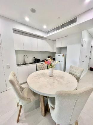 Modern 1BR Haven in Marrickville | Walk to Station Vacation rental in Marrickville