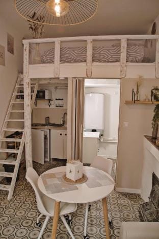 Cozy mezzanine studio in central Beaucaire Vacation rental in Tarascon