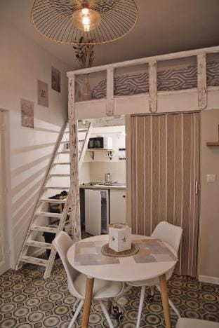 Cozy mezzanine studio in central Beaucaire Vacation rental in Tarascon