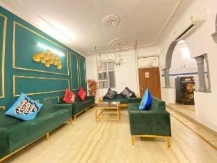 8. 2bhk big screen cozy relax chill out homestay Vacation rental in Noida