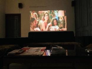 8. 2bhk big screen cozy relax chill out homestay Vacation rental in Noida