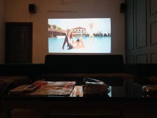 8. 2bhk big screen cozy relax chill out homestay Vacation rental in Noida