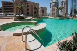 Stylish and Sleek 1 Bed + Study near the JBR beach Vacation rental in Dubai