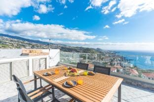 Midnight House by Atlantic Holiday Vacation rental in Câmara De Lobos