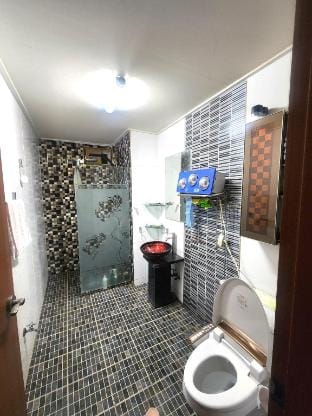 Clean, Very Large Accommodation Suitable for Large Groups - Jukdo Guesthouse, Fully Furnished Apartment in South Korea