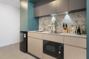 Modern Studio with Rooftop and BBQ Access Apartment in North Fremantle