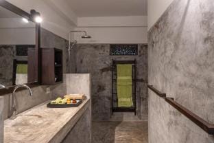 White parrot beach villa Villa in Southern Province