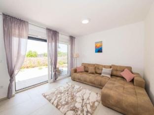 Villa Sunrise with Outdoor Pool - 4 Bedroom  Pool Villa in Šibenik