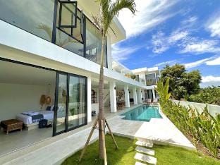 5BR Villa with pool and rice field view in Canggu Villa in North Kuta