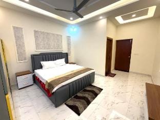 ParkHaven, Luxury Villa with Garden View Villa in Noida