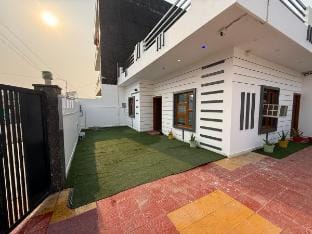 ParkHaven, Luxury Villa with Garden View Villa in Noida