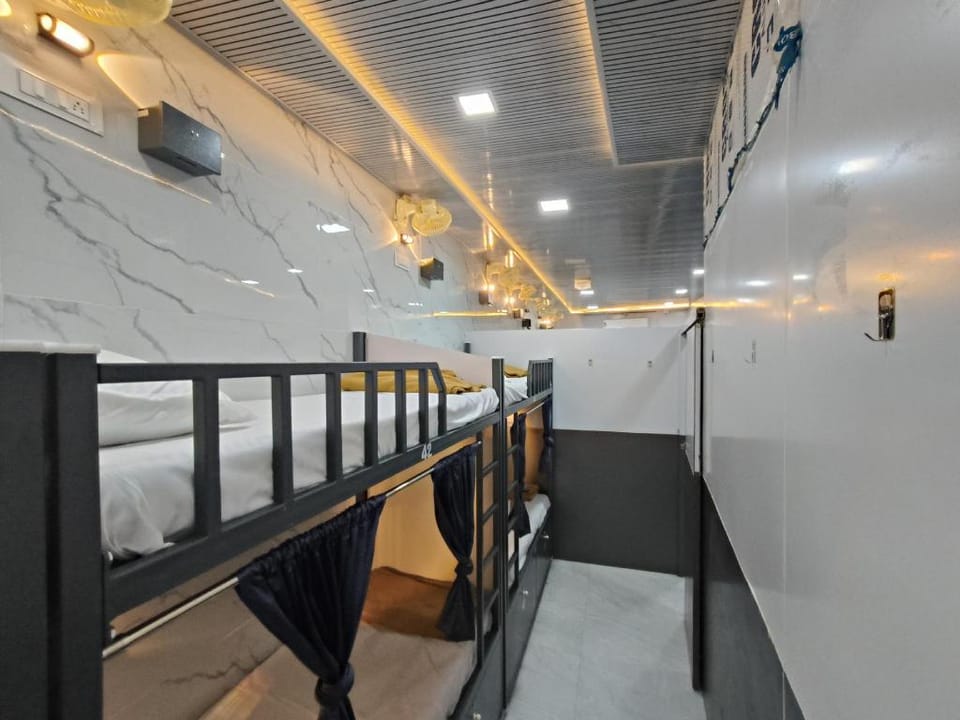 Basera Dormitory and Separate Cabins for Groups Hotel in Mumbai