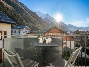 Stylish 4-Bed Alpine Escape, Chamonix Apartment in Chamonix