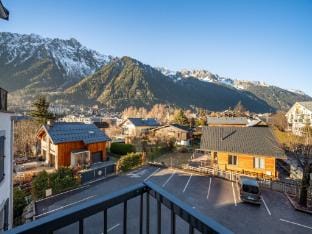 Stylish 4-Bed Alpine Escape, Chamonix Apartment in Chamonix