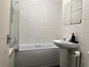 Smart Junction Apartment in Croydon