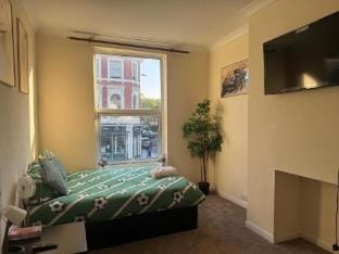 Smart Junction Apartment in Croydon