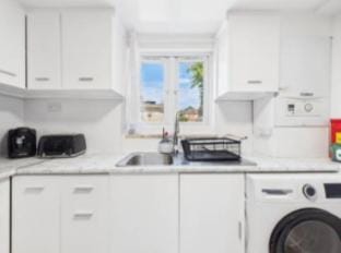 Modern 4 Bedroom Retreat- Piccadilly Line-Sleeps 9 Apartment in London