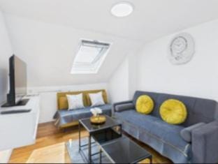 Modern 4 Bedroom Retreat- Piccadilly Line-Sleeps 9 Apartment in London