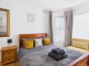 Modern 4 Bedroom Retreat- Piccadilly Line-Sleeps 9 Apartment in London