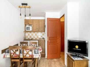 Apartment in Hautes-Alpes with Ski-In Access Apartment in Provence-Alpes-Côte d'Azur