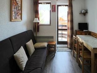 Studio Cabin in France with Ski-InSki-Out Apartment in Montvalezan
