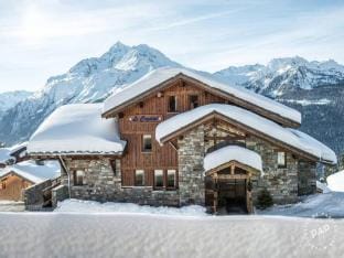 Studio Cabin in France with Ski-InSki-Out Apartment in Montvalezan