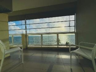 Ocean Luxe -Beachfront Apartment - Infinity Pool Apartment in Western Province