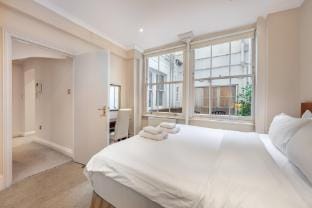 Classic Mayfair One-Bedroom with Patio Apartment in City of Westminster