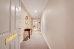 Classic Mayfair One-Bedroom with Patio Apartment in City of Westminster