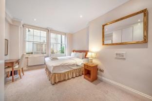 Classic Mayfair One-Bedroom with Patio Apartment in City of Westminster
