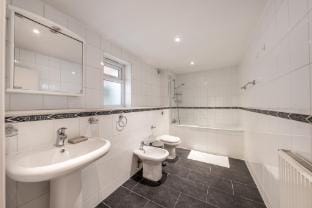 Elegant Mayfair One-Bedroom w/ Private Patio Apartment in City of Westminster