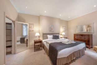 Elegant Mayfair One-Bedroom w/ Private Patio Apartment in City of Westminster