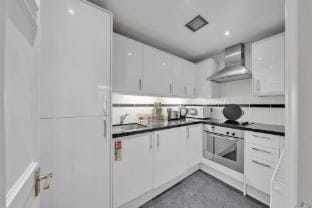Stylish Mayfair One-Bedroom Retreat Apartment in City of Westminster