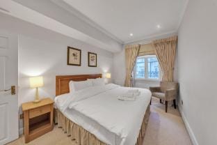 Contemporary One-Bedroom Mayfair Hideaway Apartment in City of Westminster