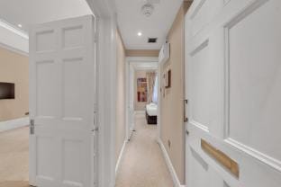 Sophisticated Mayfair One-Bedroom Home Apartment in City of Westminster