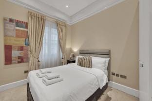 Sophisticated Mayfair One-Bedroom Home Apartment in City of Westminster