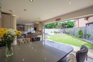 Spacious 4 Bed House - Sleeps 8 Apartment in Lowestoft