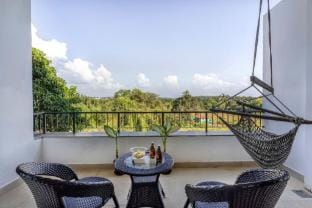 Serene 2BHK with Pool | 5 mins to Candolim Beach Apartment in Candolim