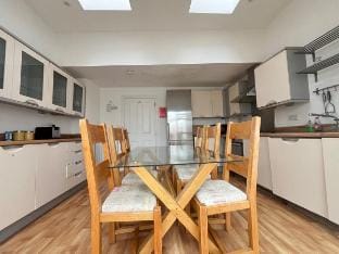 Rooksdown Town-House, Great for Group Get-Aways, Families & Contractors Apartment in Basingstoke