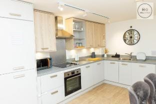 Free Parking, 5 beds, 8 Guest, Spacious, Long-Term Vacation rental in Birmingham
