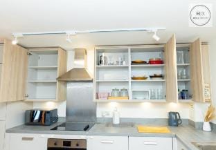 Free Parking, 5 beds, 8 Guest, Spacious, Long-Term Vacation rental in Birmingham