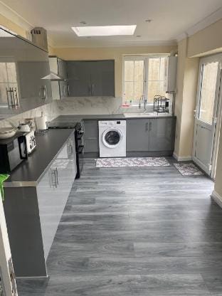 Spacious 4 Bed Contractor House Free Parking Vacation rental in Maidenhead