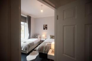 Modern 3BR Escape in Stonehouse |Sleeps 6 |Parking Vacation rental in Scotland